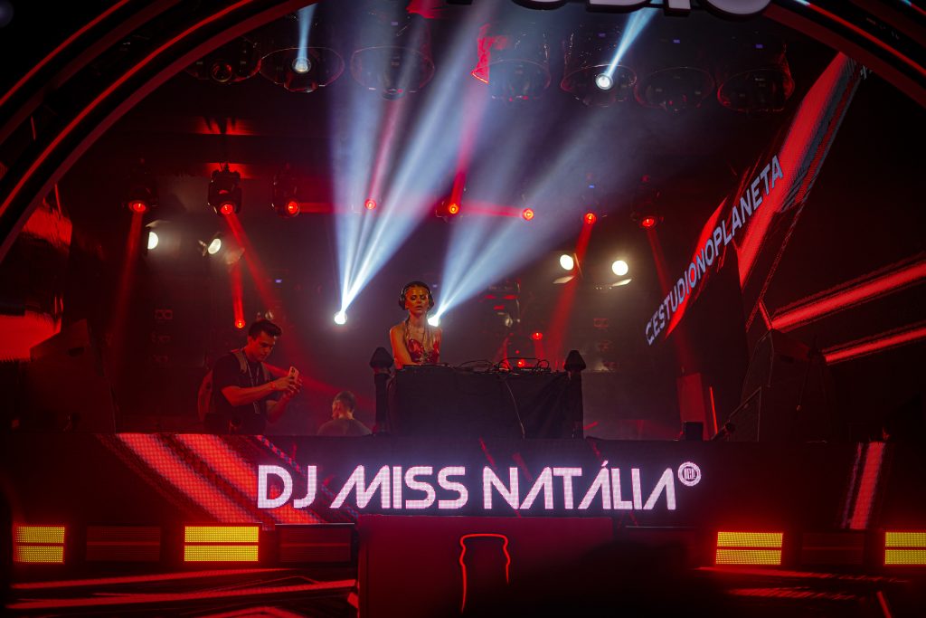 Dj Miss Natalia se apresenta no Planeta Atlântida