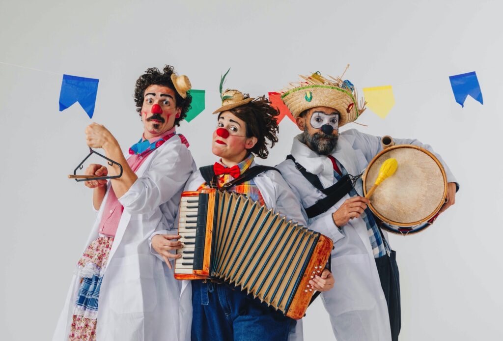 Doutores da Alegria celebra diversidade dos folguedos juninos com São Joãozinho