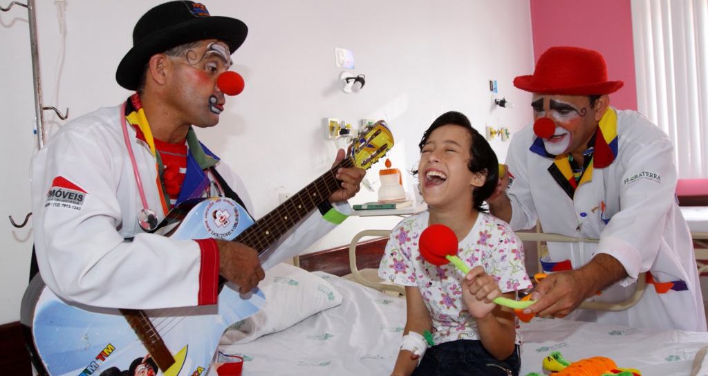 Doutores da Alegria celebra diversidade dos folguedos juninos com São Joãozinho