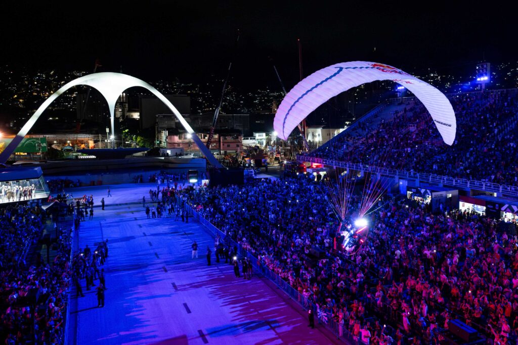 Atleta faz voo histórico em homenagem aos 40 anos do Sambódromo do Rio